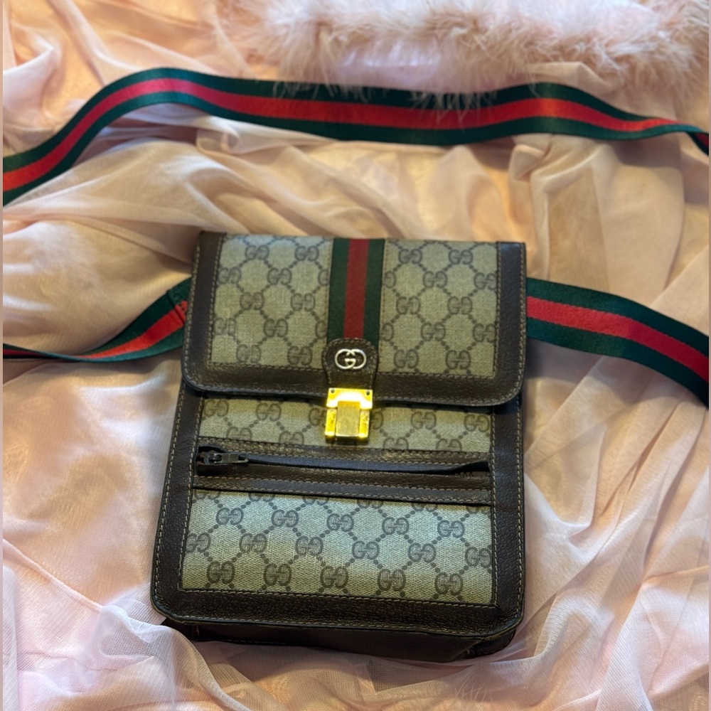 Vintage Gucci GG Supreme Sherry Line Crossbody Bag w/Certificate of Authenticity